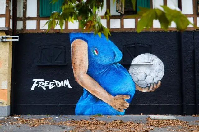 इटली के मिलान की एक दीवार पर बना चित्र.