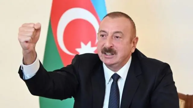 İlham Aliyev yumruğunu sıkarken