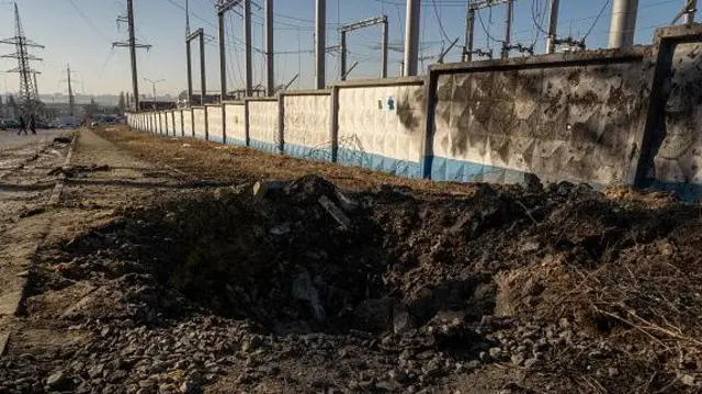 Воронка в земле после обстрела в Белгороде возле одного из объектов энергетики