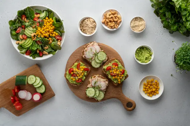 व्हिटॅमिन बी समुहातील विविध जीवनसत्वांचं वेगवेगळं कार्य असतं. 