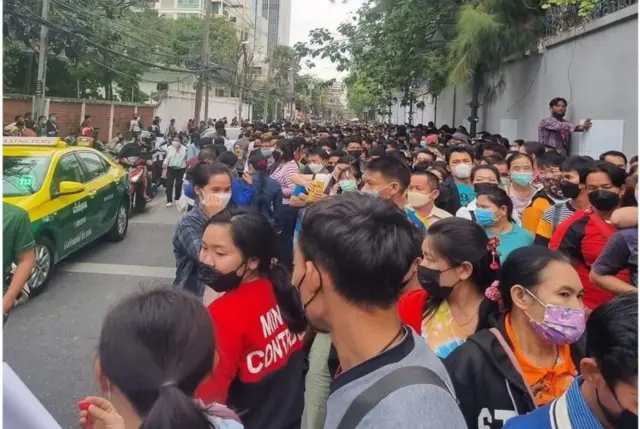 ဘန်ကောက်မြို့ မြန်မာသံရုံးရှေ့ သက်တမ်းကုန် မြန်မာနိုင်ငံကူးလက်မှတ်များကို ထုတ်ပေးရန် ရက်ချိန်းတိုကင်ရယူနေတဲ့ မြန်မာလုပ်သားများ ( ပုံဟောင်း) 