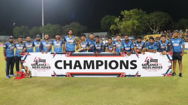 ඉතිහාසයේ පළමු වරට බටහිර ඉන්දීය කොදෙව් කණ්ඩායමට එරෙහිව පන්දුවාර විස්සයි 20 තරගාවලි ජයග්රහණයක් වාර්තා කිරීමට ශ්රී ලංකා කණ්ඩායම අද (ඔක්:17) සමත් විය.