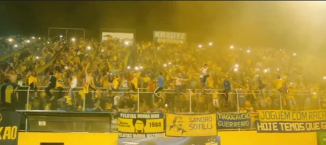 Torcidaqual site de aposta paga maisamarelo e azul toma comemorando na arquibancada do estádio