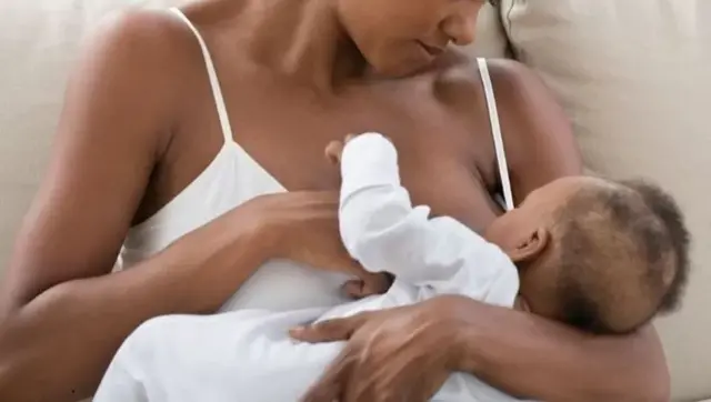 Nwaanyị na-eche nwa ya mmiri ara