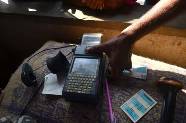 राशन अब पीओएस मशीन की सहायता से बांटा जाता है