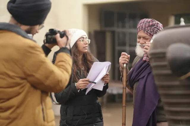 ਪਰਮ ਨੇ ਇਹ ਵੀ ਦੱਸਿਆ ਕਿ ਕਈ ਵਾਰ ਟੀਮ ਵਿੱਚ ਆਦਮੀਆਂ ਨੂੰ ਇੱਕ ਮਹਿਲਾ ਡਾਇਰੈਕਟਰ ਜਾਂ ਅਸਿਸਟੈਂਟ ਡਾਇਰੈਕਟਰ ਤੋਂ ਕਮਾਂਡ ਲੈਣਾ ਵੀ ਚੰਗਾ ਨਹੀਂ ਲਗਦਾ