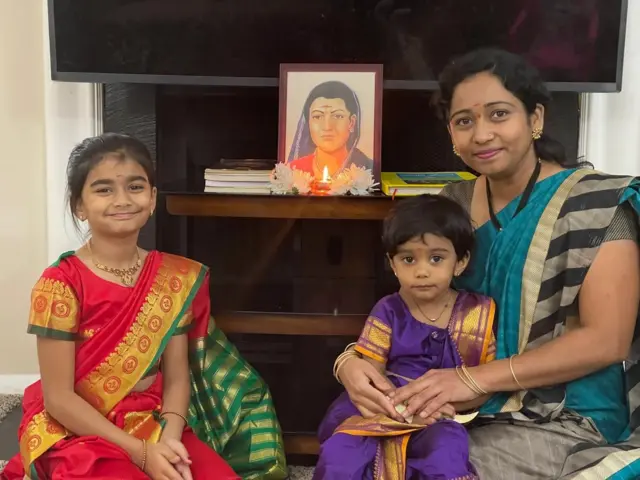 अमेरिकेतील शार्लेट येथे सावित्री उत्सव साजरा करताना सुप्रिया महेश भोर आणि त्यांच्या मुली.
