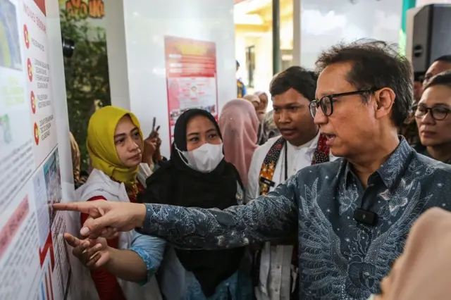 Menteri Kesehatan Budi Gunadi Sadikin (kanan) melihat data peta sebaran TBC Kelurahan Rambutan saat peluncuran Gerakan Bersama Penguatan Desa dan Kelurahan Siaga Tuberkulosis di Kantor Kelurahan Rambutan, Jakarta Timur, Jumat (09/05).
