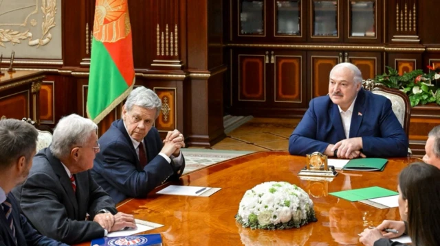 Официальный кадр с переговоров, которые провели в Минске делегация США с Александром Лукашенко. Тот во главе стола, слева от него - Джо Коул 