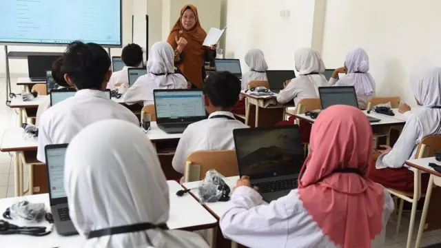 Sejumlah siswa mengikuti kegiatan belajar saat simulasi sekolah rakyat di Sekolah Rakyat Menengah Pertama (SRMP) 6 Jakarta, Sentra Handayani, Bambu Apus, Jakarta, Rabu (09/07). 