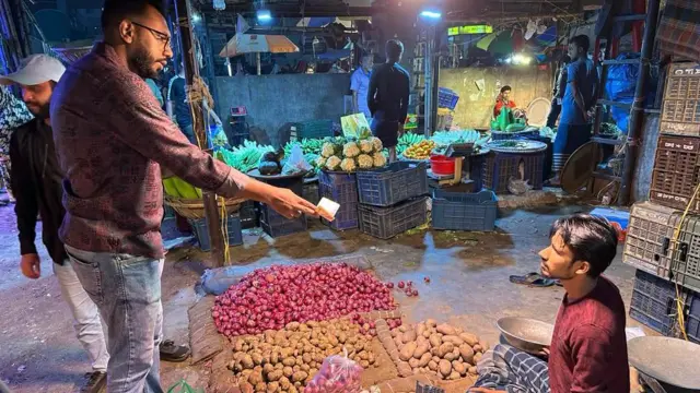 বাজারে হঠাৎ করেই পেঁয়াজের দাম বেড়ে প্রায় দ্বিগুন