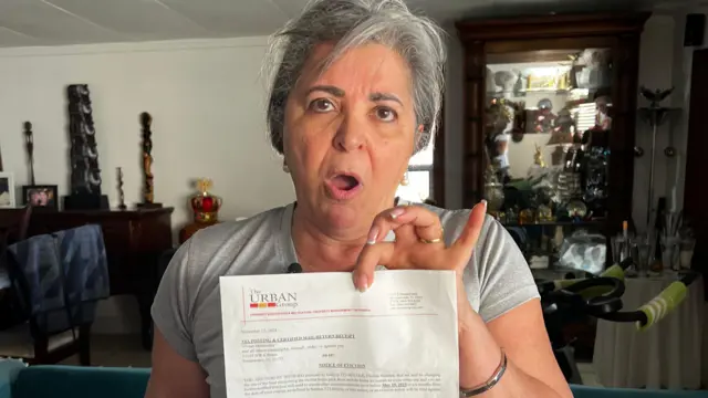 Vivian Hernández segurando a ordem de despejo 