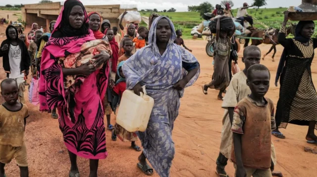 نساء يحاولن الفرار مع أطفالهن هربا من القتال 