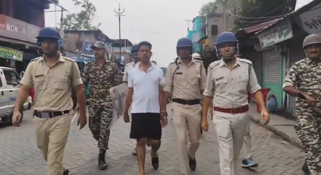 পুলিশকর্মীরা হাত ধরে অভিযুক্ত জাহাঙ্গির খানকে নিয়ে যাচ্ছেন 
