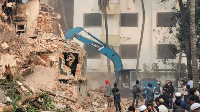 ভেকু-বুলডোজার দিয়ে ভাঙা হয় ধানমন্ডি ৩২ এর বাড়ি