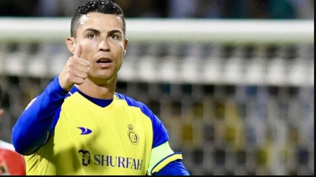 Qizlarning dumbalarini silkitayotgan videolarini tomosha qiling.