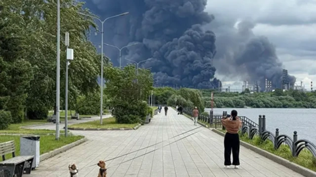 Стовпи диму в московському районі Капотня