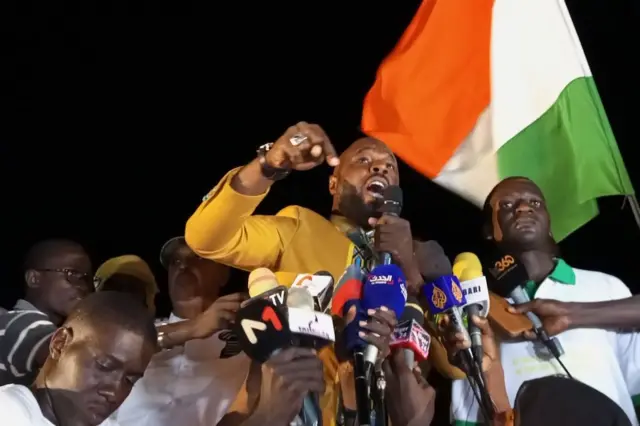 Le militant anti-colonialiste Kémi Séba s'adressant à un public lors d'un rassemblement à Niamey. 