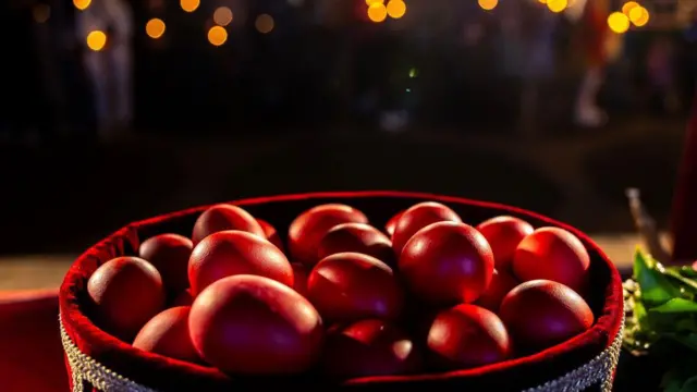 Drvena korpa puna jaja crvene boje