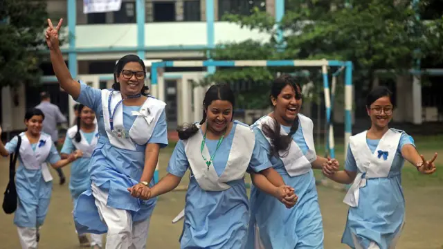 ভালো ফলাফল করায় উচ্ছ্বসিত কয়েকজন নারী শিক্ষার্থী