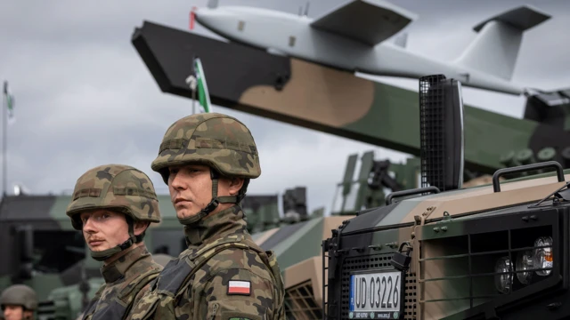 Soldados poloneses durante uma exposição de equipamentos militares.