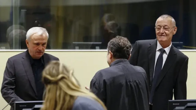 Dviojica muškaraca u sudnici