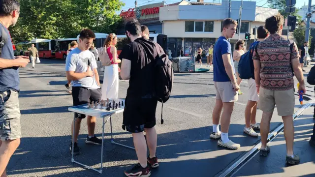 Studenti igraju šah na raskrsnici