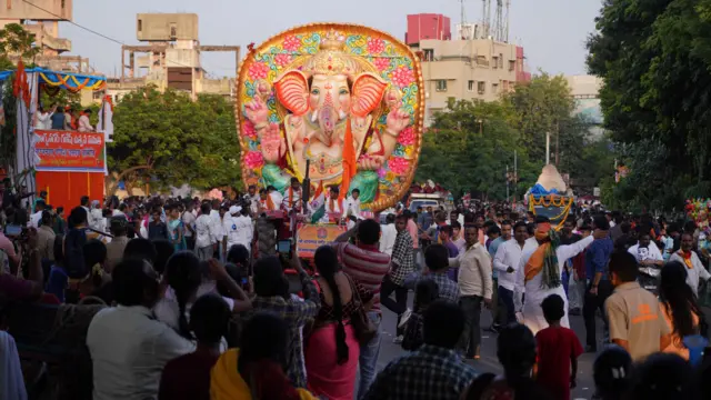 నిమజ్జనంలో ప్రజలు