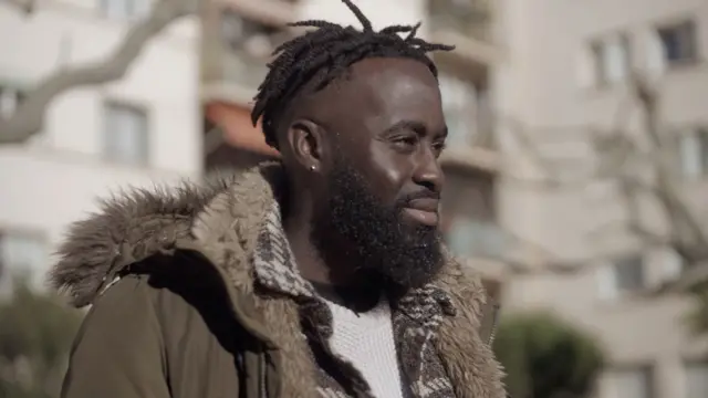 Menka ari mu Bafaransa ubu barondera kazoza iyo abavyeyi babo bamuka, muri Afrika.