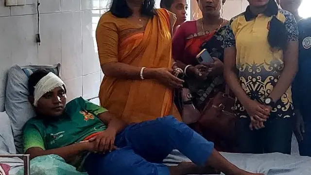 হামলার পর হাসপাতালে ভর্তি ফুটবলারকে দেখতে তার দলের ফুটবলাররা