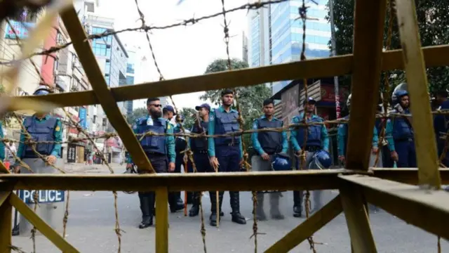 পুলিশের প্রহরা 