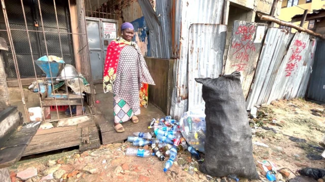 Amdalat wit plastics she pick