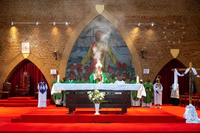 Le cardinal Fridolin Ambongo célèbre une messe organisée à la cathédrale Notre-Dame du Congo à Kinshasa le 9 février 2025 par des étudiants catholiques priant pour la paix et pour les personnes touchées par la guerre dans l'est de la République démocratique du Congo.