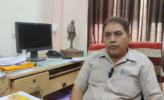 તાલાળા નગરપાલિકાના હેડ ક્લાર્ક અશોક પાઠક: 'પાલિકાનું બીલ ભરવાનું બાકી છે એટલે જીઈબી વીજળીનું જોડાણ નથી આપતી' 