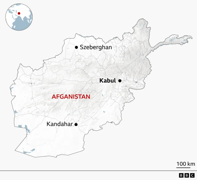 Mapa Afganistanu przedstawiająca Szeberghan na północy, stolicę Kabul na wschód od centrum kraju i Kandahar na południu.