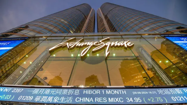  برج‌های میدان کابل‌برگردان هنگ‌کنگ که شماره‌اندازه الکترونیکی قیمت سهام را در درهای ورودی دارد