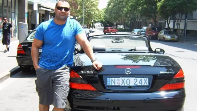 Ayık, sosyal medya hesaplarından yaptığı paylaşımlarda lüks arabalarla da poz veriyordu.