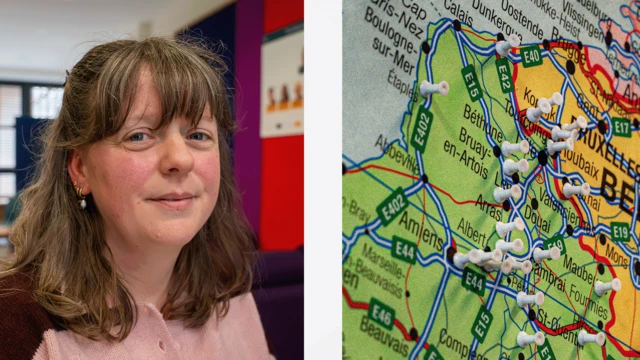 À esquerda, Alexia Clark, mulher com cabelos castanhos até os ombros, com uma blusa rosa e brincos. À direita, um mapa verde e laranja, que mostra a França e a Bélgica, com alfinetes marcando diversos lugares.