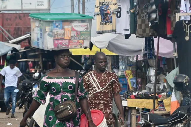 Des gens dans un marché de la capitale togolaise.