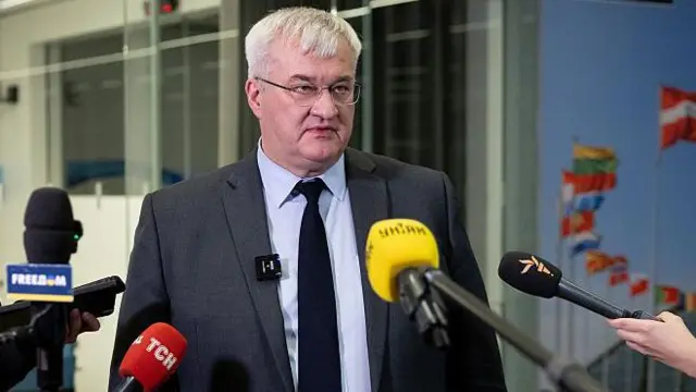 Андрій Сибіга в костюмі перед мікрофонами