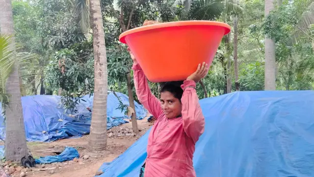 కొబ్బరి ఆధారిత పరిశ్రమలో పనిచేస్తున్న మహిళ