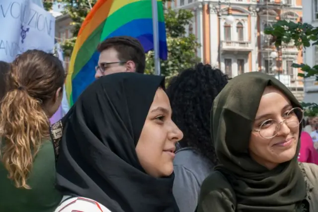 Des femmes musulmanes participent à la marche de la fierté LGBT en Ontario (Canada).