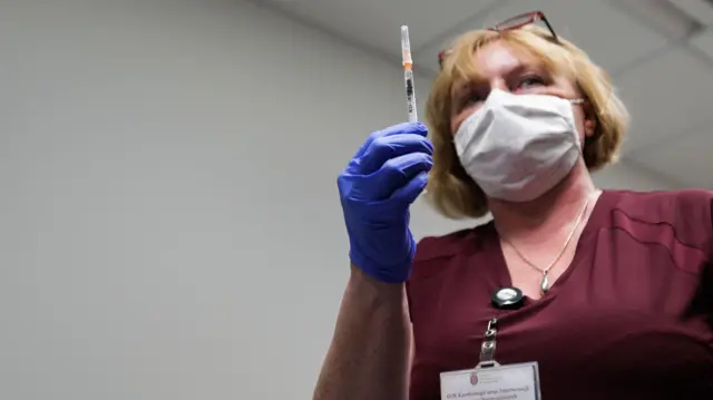 Pielęgniarka trzyma strzykawkę ze szczepionką