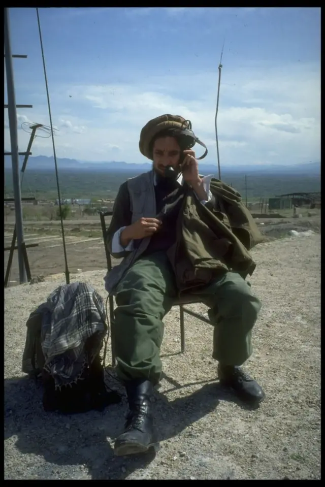 যুদ্ধক্ষেত্র থেকে সহযোদ্ধাদের সঙ্গে স্যাটেলাইট ফোনে কথা বলছেন আহমদ শাহ মাসুদ - ফাইল চিত্র