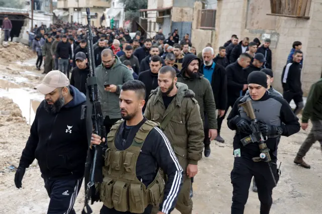 มือปืนเข้าร่วมงานศพชาวปาเลสไตน์ 3 คนที่ถูกสังหารในโรงพยาบาลในเมืองเจนิน