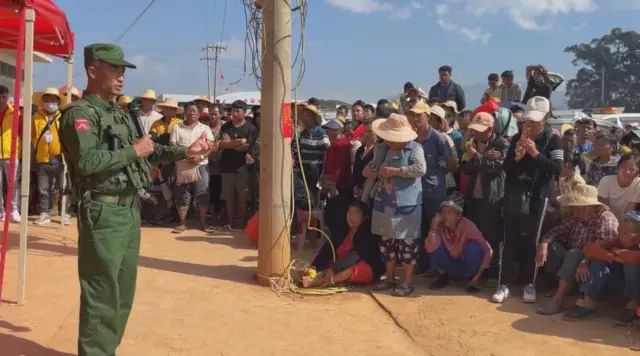 မြို့အုပ်ချုပ်ရေးအကြောင်းလူထုကိုရှင်းပြနေတဲ့ MNDAA တပ်ဖွဲ့