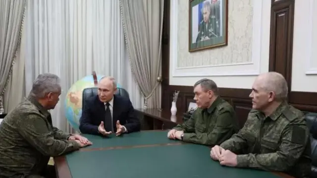 Rais Putin akifanya mkutano na Waziri wa Ulinzi Shoigu na Mkuu wa Majenerali Gerasimov)