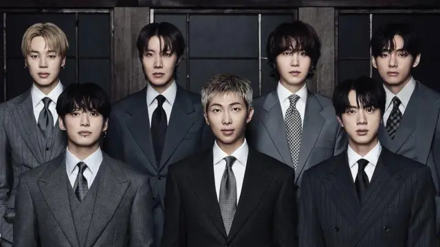 앨범 커버 속 멤버들은 회색과 검은색의 차분한 의상을 입고 있으며, 이는 앨범 제목에 영감을 준 19세기 일곱 명의 한국 청년들을 떠올리게 한다.