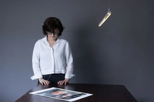 İranlı sinemacı ve aktivist Sepideh Farsi, 5 Mayıs 2025'te Paris'teki evinde düzenlenen fotoğraf çekiminde Filistinli fotoğrafçı Fatima Hassouna'nın portresine bakıyor