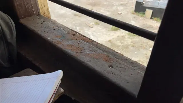 सरकारी शाळेचा फोटो